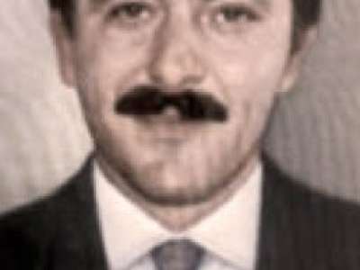 Giovanni Carnicella era sindaco di Molfetta da pochi mesi quando, il 7 luglio 1992, fu ucciso da un uomo a cui il primo cittadino non intendeva concedere l'utilizzo di un campo sportivo comunale